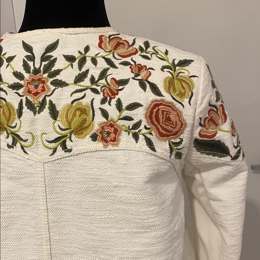 BCBG MAX Azria
Off-White long sleeved floral Embroidered Jacket Size X-Small - Picture 8 of 17